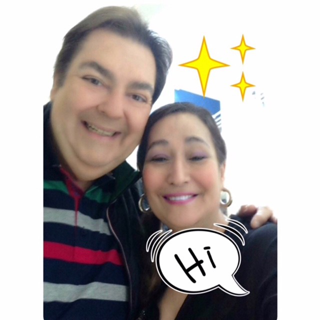 No dia que ela tietou o migo Faustão para uma selfie - e claro que colocou esses stickers doidos para decorar a foto