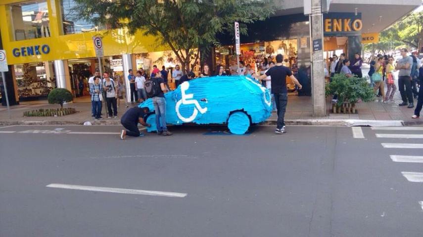 ... com um carro estacionado em vaga para deficientes físicos e idosos