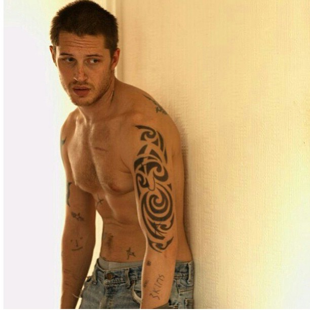 Tom Hardy gato, gostoso e com uma carinha de bom moço. O coração não aguenta!