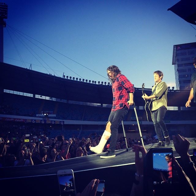 Daí as coisas mudaram de rumo. Em junho, durante um show na Suécia, Grohl caiu do palco e quebrou a perna =/