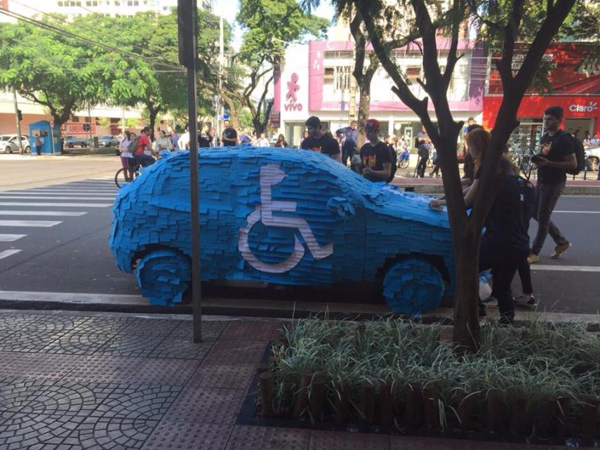 ... com um carro estacionado em vaga para deficientes físicos e idosos