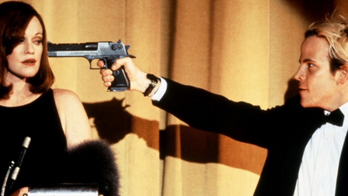 Um dos mais poderosos filmes do diretor. Melanie Griffith vive uma esnobe estrela de cinema que é sequestrada por uma equipe de cineastas rebeldes, sendo forçada a estrelar um filme de guerrilha. O longa de Waters detona Hollywood sem piedade