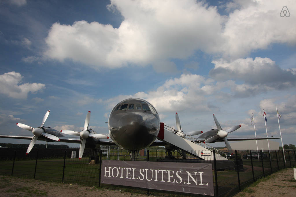 E por que não se hospedar em um avião? Esse Ilyushin 18 foi construído em 1960 e transformado em uma casa no ano de 2007. Quando ainda operava, fazia voos para Cuba, Rússia, China e Vietnã