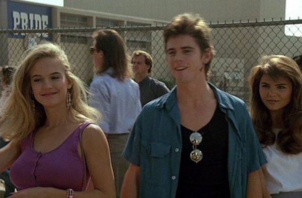 Nesta comédia, C. Thomas Howell se divide entre duas colegas de colégio