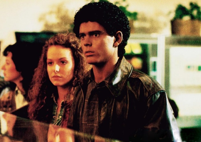 Novamente C. Thomas Howell, aqui vivendo um rapaz que se disfarça de negro para conseguir uma bolsa destinada à cota racial numa escola