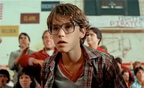 Corey Haim viveu Lucas, o pequeno nerd que sofre bullying mas termina virando o herói da escola no beisebol