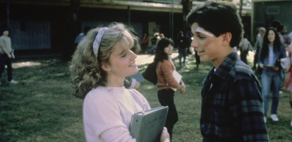 Vale lembrar este clássico, onde Daniel Sam (Ralph Macchio) apanha dos valentões, até virar um craque do karatê para se defender