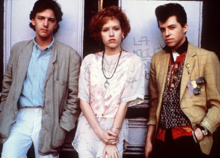 Hughes produziu ainda outros filmes jovens com a escola no meio: aqui, novamente a estrela ruiva Ringwald, como a garota pobre disputada pelo amigo fiel pobre e pelo garoto rico