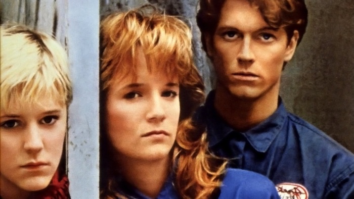 Outra produção de Hughes, desta vez invertendo os sexos: Eric Stoltz é o garoto pobre dividido entre a amiga pobre fiel e a colega rica da escola