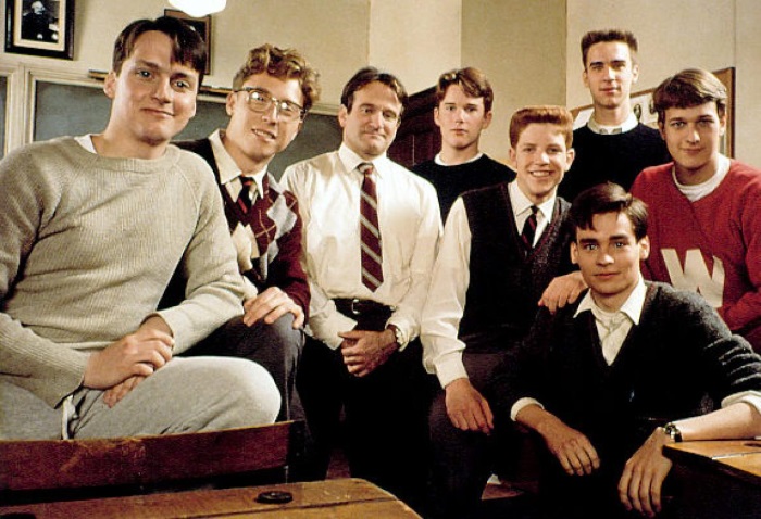 Mais um filme obrigatório: nos anos 50, numa escola americana, Robin Williams é o professor que revoluciona a vida de seus alunos