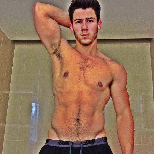 Para quem prefere uns bombados, temos o Nick Jonas. Quem diria que aquele menino ia se transformar nesse OMI? 