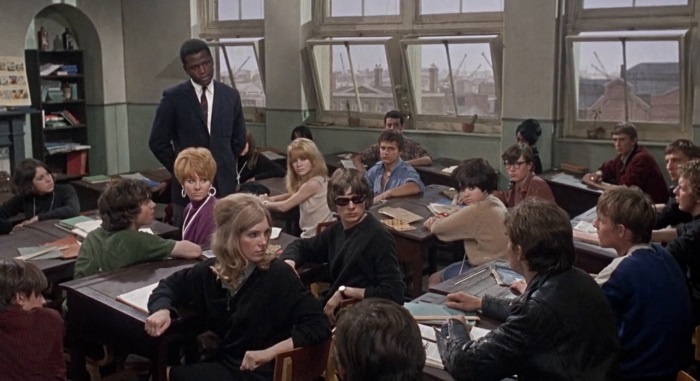 ...desta vez como professor. Agora era ele que enfrentava os indóceis alunos de uma escola da periferia londrina. Este filme marcou a 