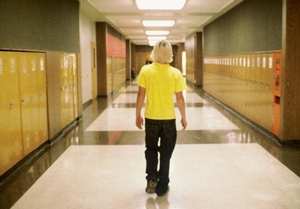 Aqui, o clima pesou na escola - nem poderia ser diferente, já que o filme retrata a tragédia real ocorrida nos EUA, com a chacina numa escola americana