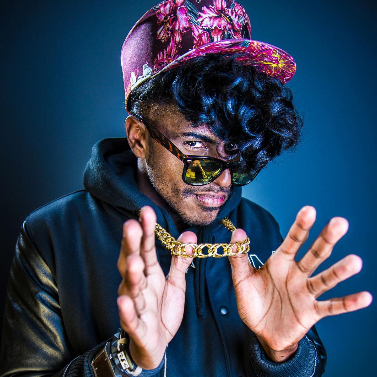 O paulistano é o primeiro rapper do Brasil a se assumir gay publicamente. "A aceitação move o rejeitado", disse ele ao Virgula.