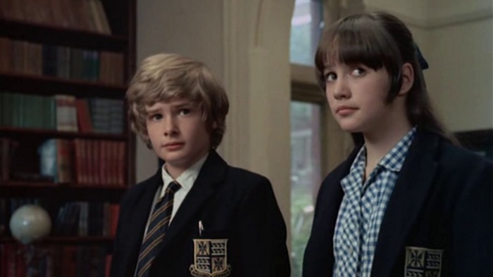 Também inglês, este poético filme mostrava o romance entre um jovem casal de 12 anos que quer se casar imediatamente. Ao final, fogem da escola e se casam em cerimônia celebrada pelos colegas