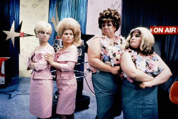 Último filme de Divine, que morreu logo após a estreia. Ela vive a dona de casa Edna Turnblad, cuja filha Tracy vira superstar em um programa de TV nos anos 60 - a história virou musical da Broadway anos depois, gerando um novo filme em 2007