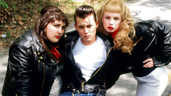 Johnny Depp vive o sentimental Cry Baby, um bad boy dos anos 50 que lidera uma gangue de transviados e se apaixona por uma garota 