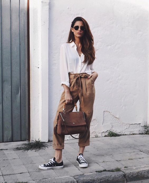 Folgadinha e com caimento mais justo nas pernas, peça era obrigatória no guarda-roupa das fashionistas dos anos 80. A clochard voltou mais descolada e casual do que nunca!