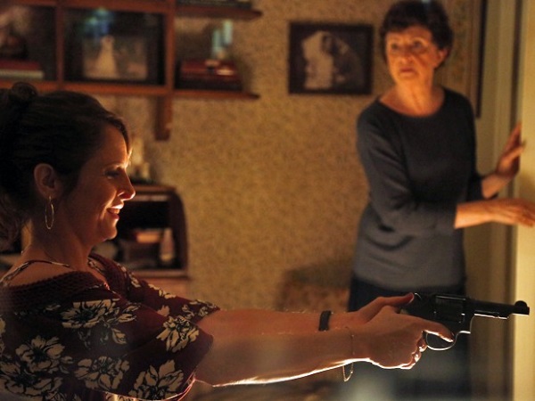 Em Verdades Secretas, o flashback envolve Carolina, a mãe de Angel. No passado, ela aprendeu a atirar com seu pai, hoje morto. Talvez esse flashback ainda interfira na trama. Se Carolina sabe atirar, quem sabe ela vai matar alguém? Alex ou Fanny, quem será?