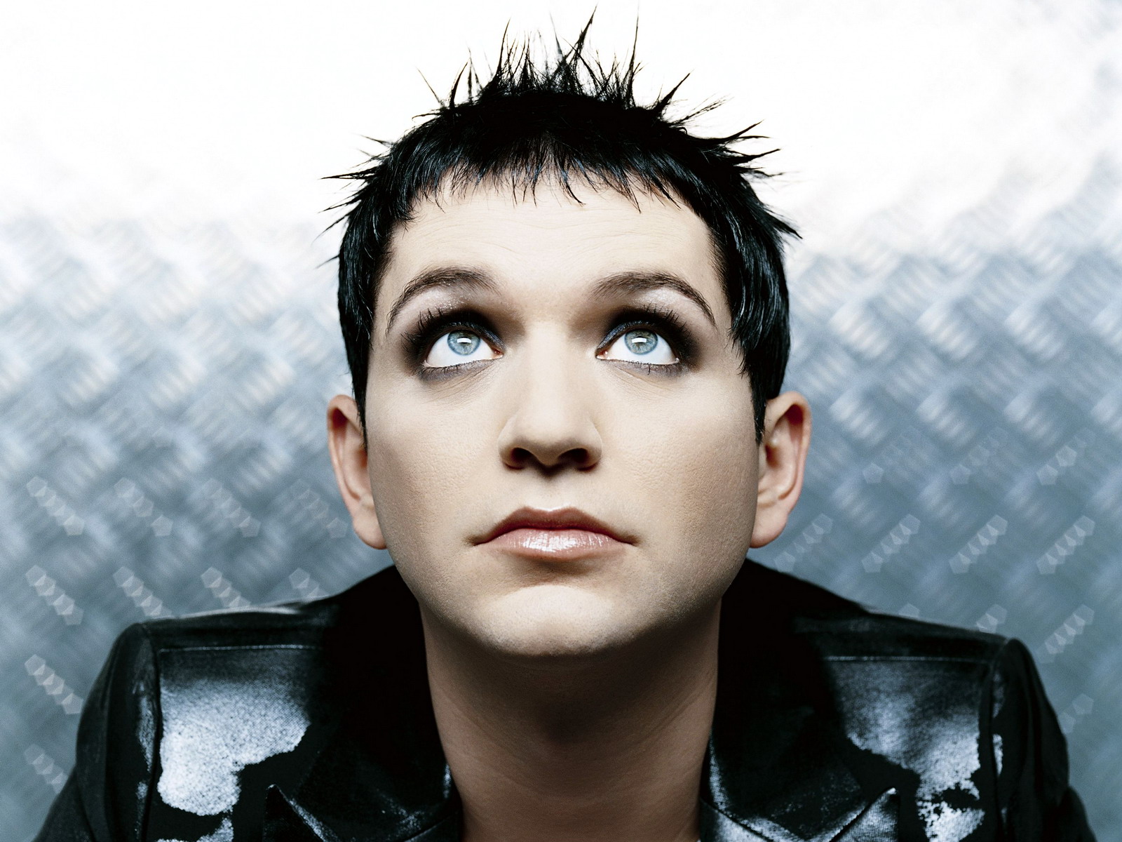 Ok, o líder do Placebo nem é tão novidade, mas é um ícone indie que mostrou que o mundo também pode ser bissexual sem culpa.