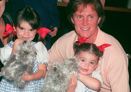 Kendall e Kylie nenéns com o pai Bruce ♥