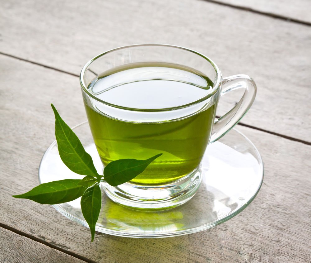 O que é: Um chá feito com a planta Camellia sinensis, com sabor amargo e que deve ser tomado sem açúcar.
O pretenso milagre: Desitoxica, acelera o metabolismo, queima gordura, desincha, facilita a digestão, combate o envelhecimento, protege do câncer, previne doenças como Alzheimer, Parkinson, diabetes, entre outras. Para conseguir o efeito você "só" precisa se comprometer a tomar cinco xícaras por dia.