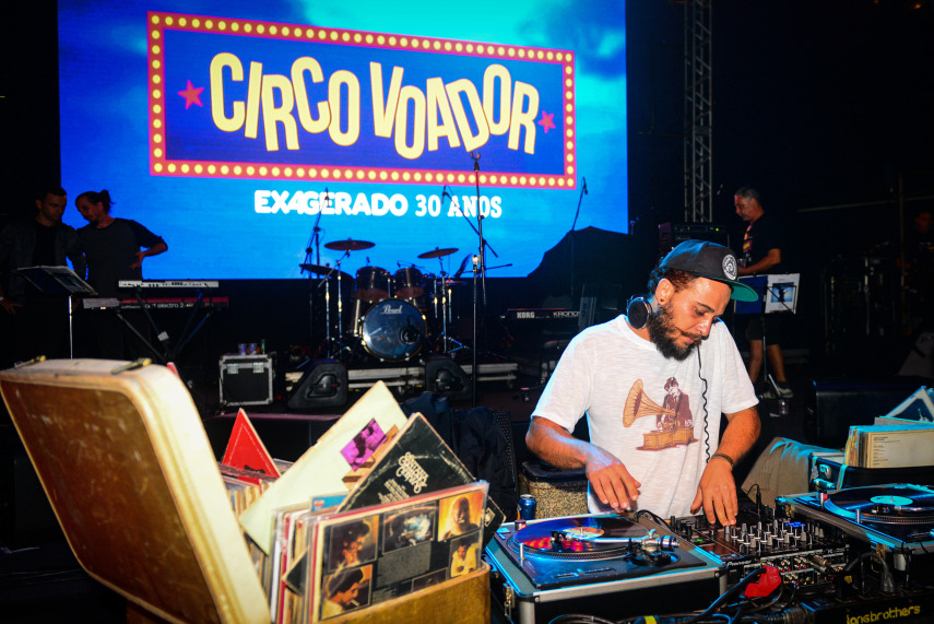 DJ do  Coletivo Vinil é Arte. Circo Voador volta com sua lona original à Praia do Arpoador no projeto Exagerado 30 anos.