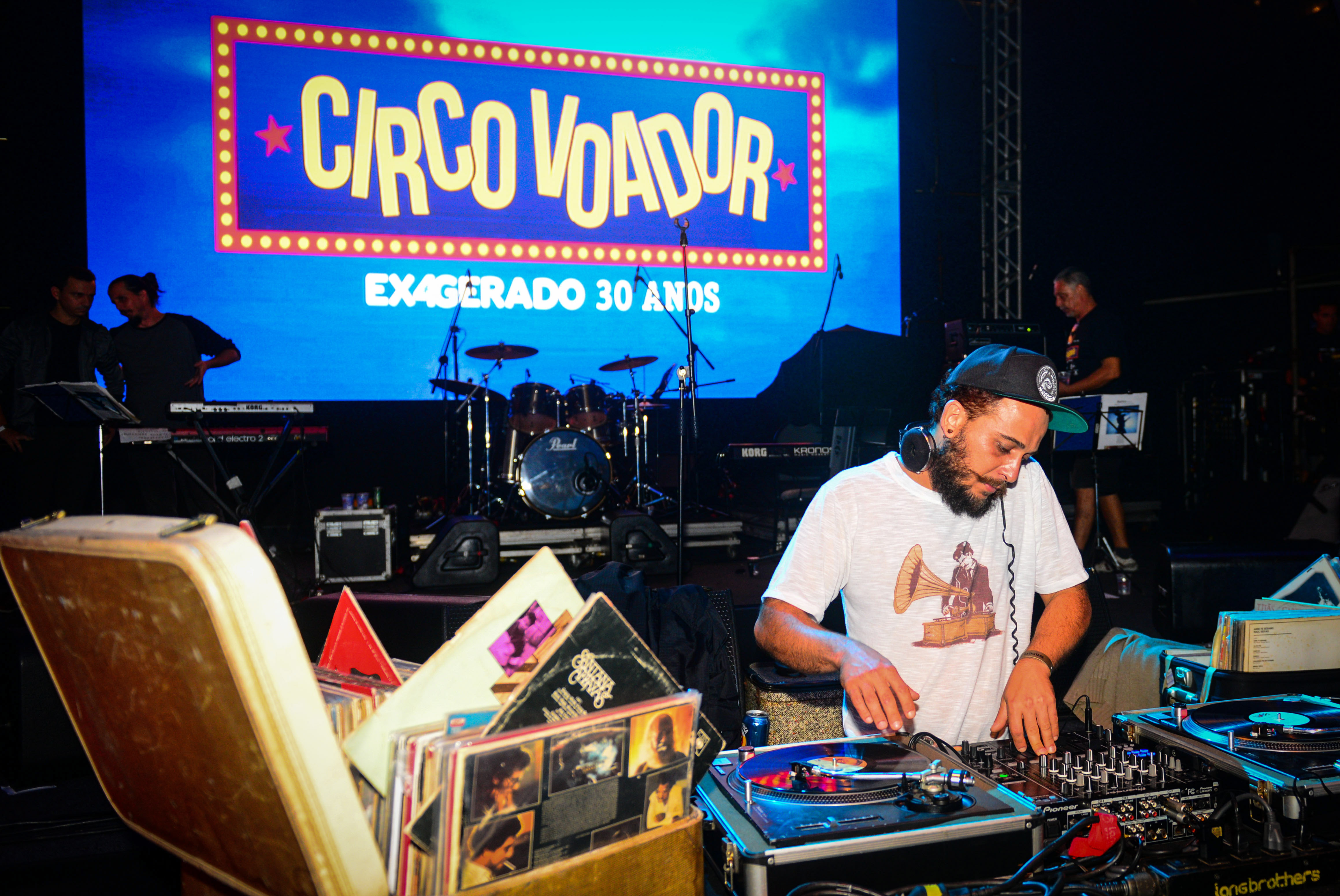 DJ do  Coletivo Vinil é Arte. Circo Voador volta com sua lona original à Praia do Arpoador no projeto Exagerado 30 anos.