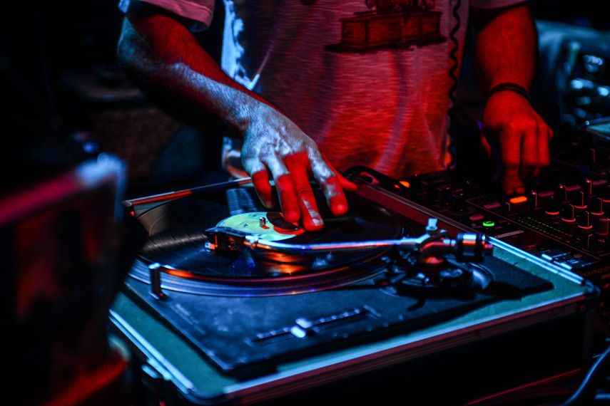  DJ do  Coletivo Vinil é Arte. Circo Voador volta com sua lona original à Praia do Arpoador no projeto Exagerado 30 anos.