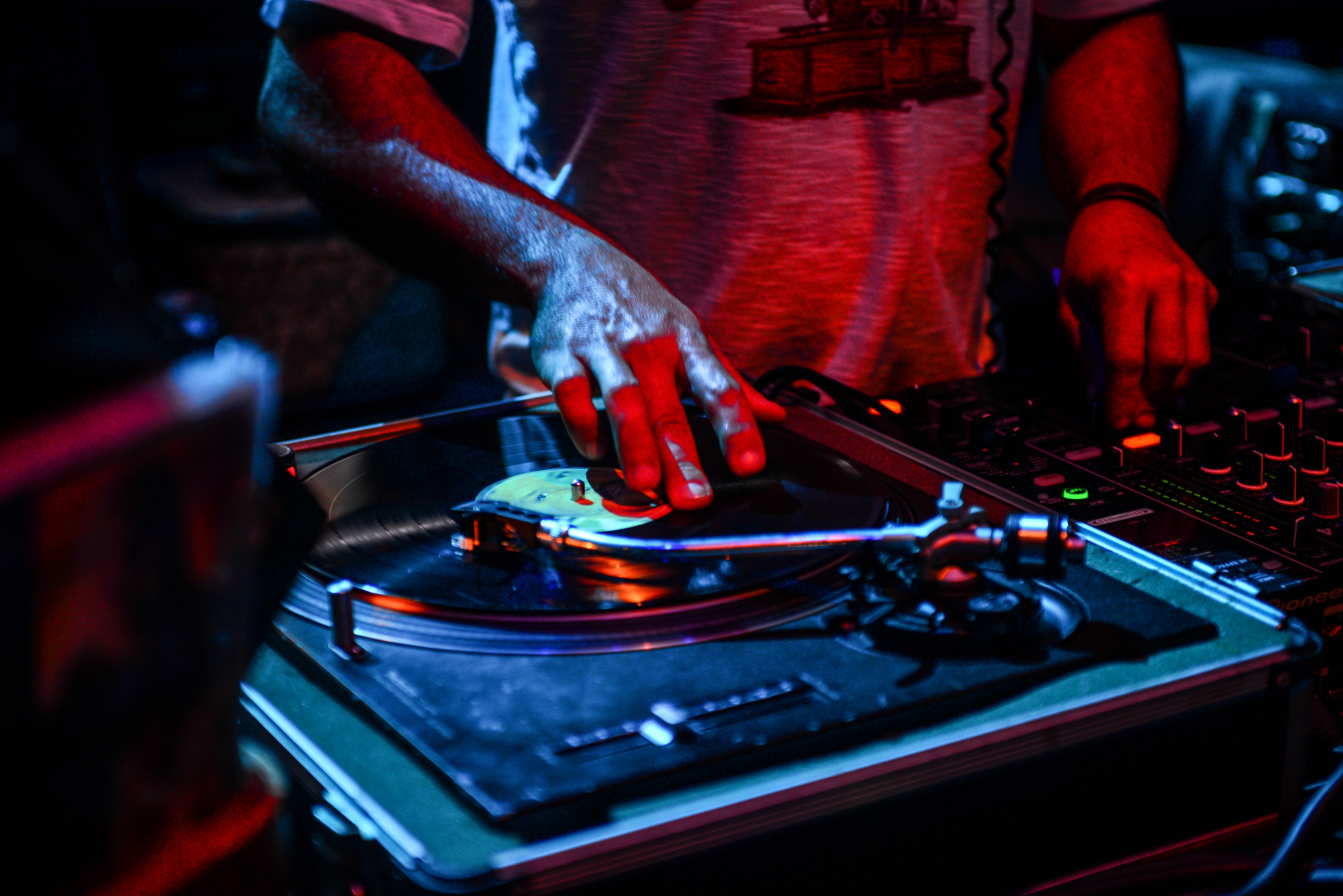 DJ do  Coletivo Vinil é Arte. Circo Voador volta com sua lona original à Praia do Arpoador no projeto Exagerado 30 anos.