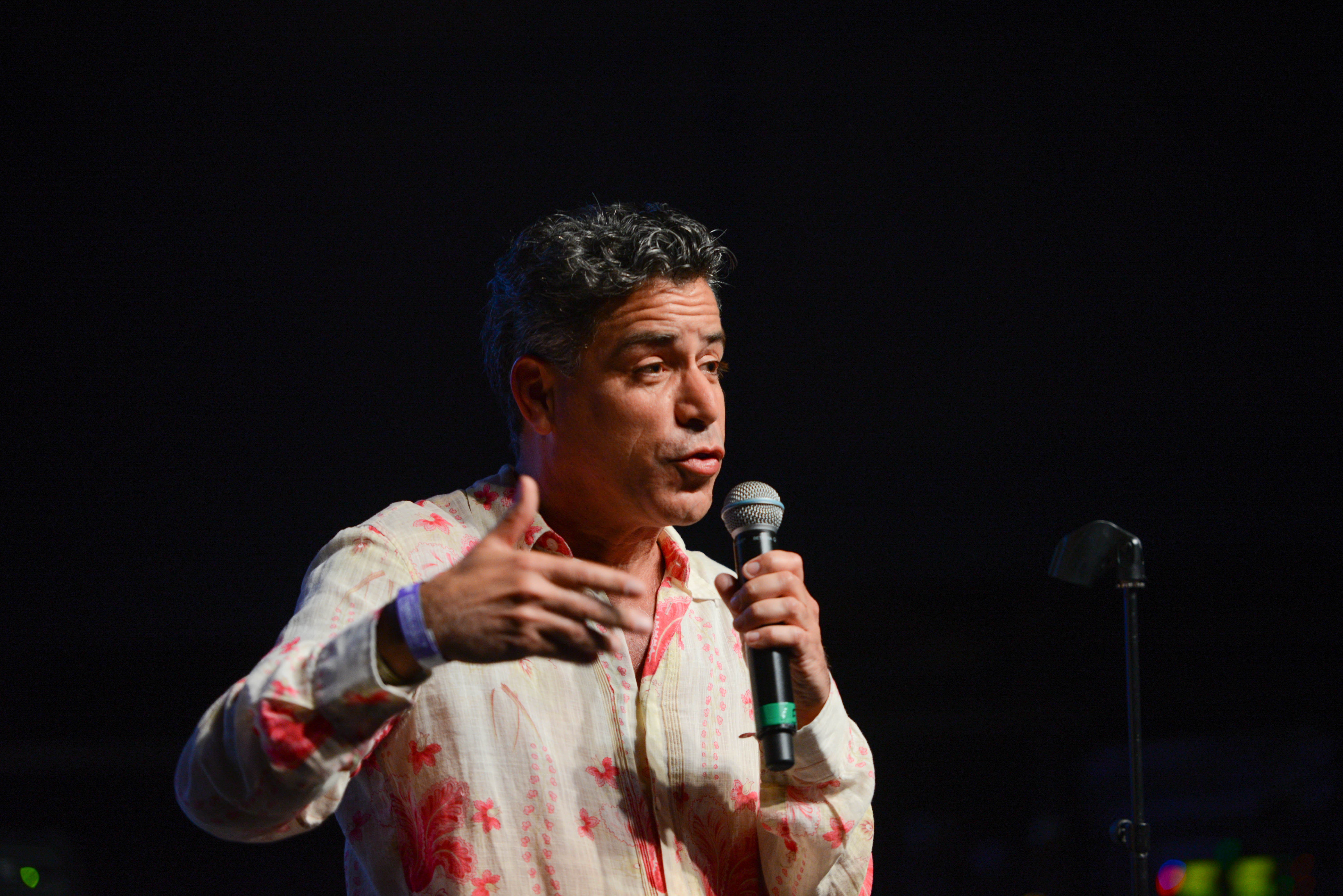 O empresário e produtor Luiz Calainho apresenta as atrações da noite. Circo Voador volta com sua lona original à Praia do Arpoador no projeto Exagerado 30 anos.