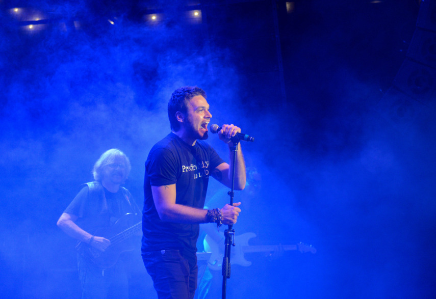 O ator Emilio Dantas se apresenta junto com banda no show em homenagem a Cazuza. Circo Voador volta com sua lona original à Praia do Arpoador no projeto Exagerado 30 anos.