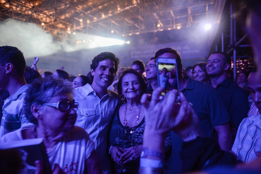 Lucinha Araujo, mãe de Cazuza, tira foto com fãs durante show em homenagem a seu filho. Circo Voador volta com sua lona original à Praia do Arpoador no projeto Exagerado 30 anos.
