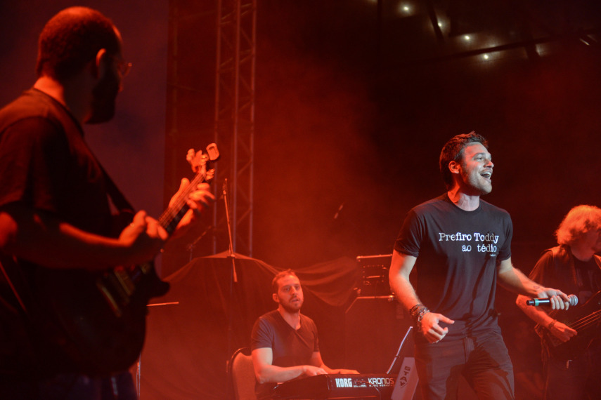 O ator Emilio Dantas se apresenta junto com banda no show em homenagem a Cazuza. Circo Voador volta com sua lona original à Praia do Arpoador no projeto Exagerado 30 anos.