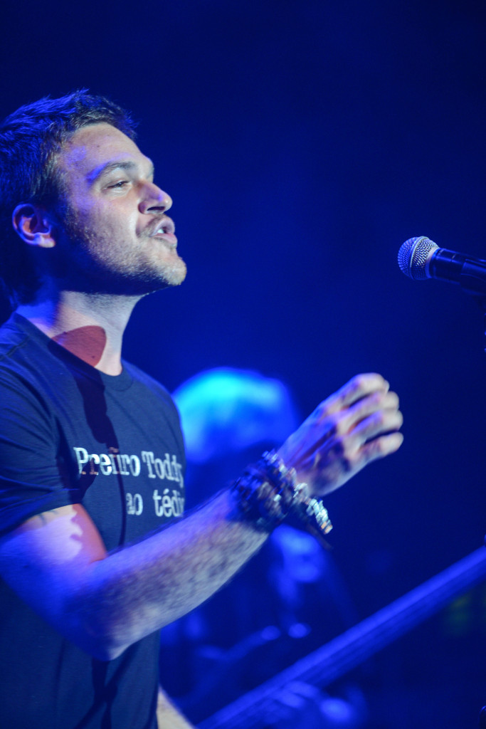 O ator Emilio Dantas se apresenta junto com banda no show em homenagem a Cazuza. Circo Voador volta com sua lona original à Praia do Arpoador no projeto Exagerado 30 anos.