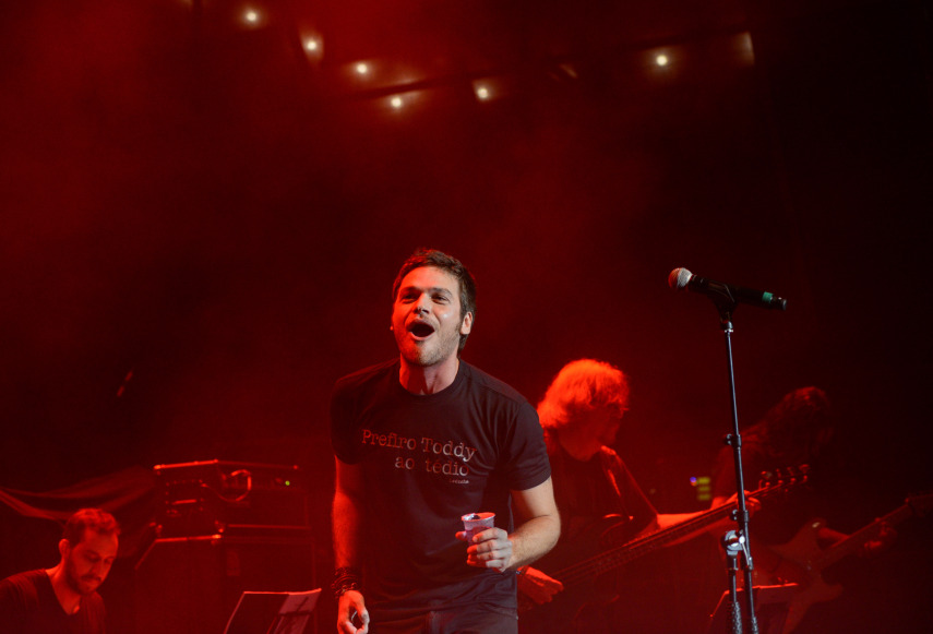 O ator Emilio Dantas se apresenta junto com banda no show em homenagem a Cazuza. Circo Voador volta com sua lona original à Praia do Arpoador no projeto Exagerado 30 anos.