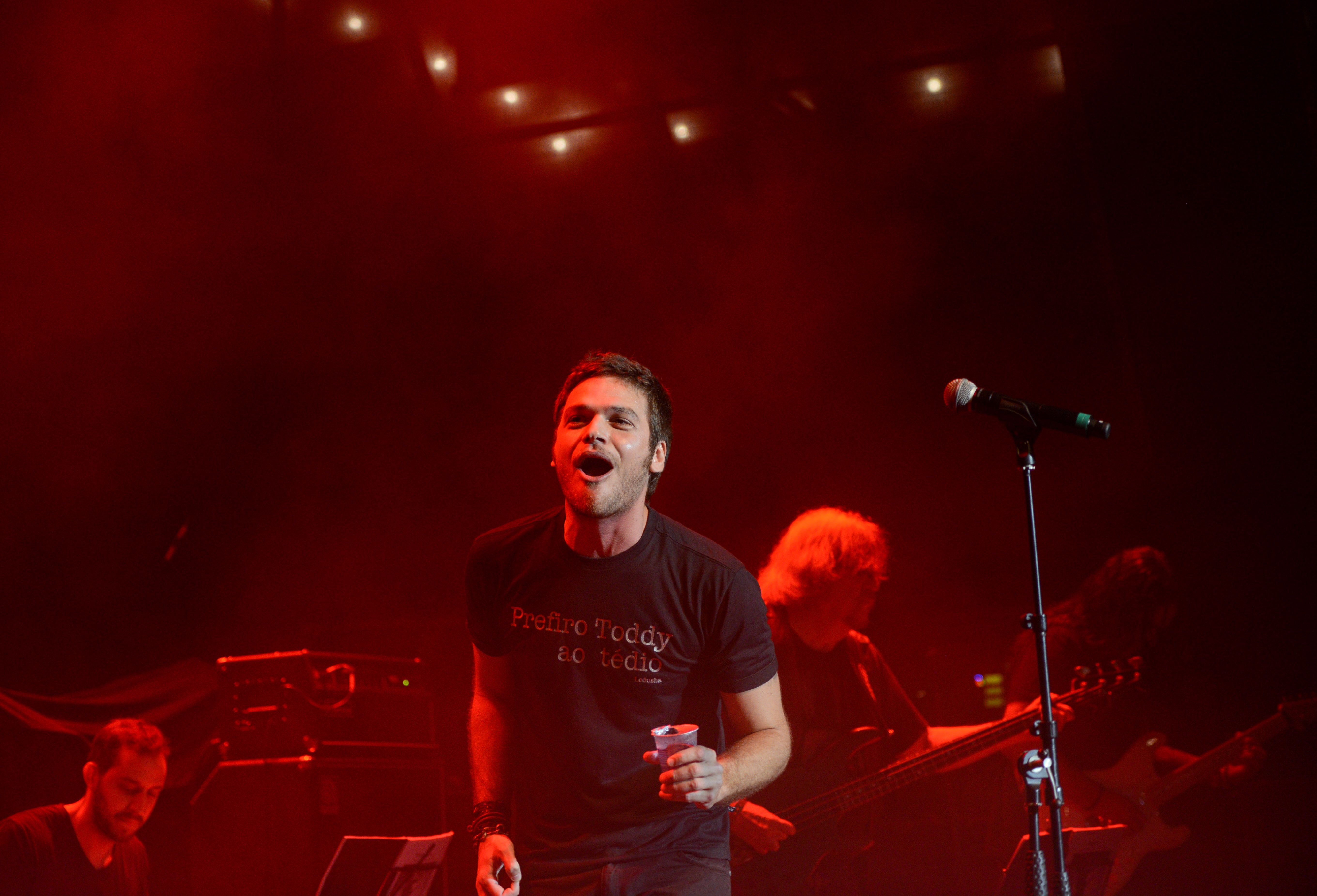 O ator Emilio Dantas se apresenta junto com banda no show em homenagem a Cazuza. Circo Voador volta com sua lona original à Praia do Arpoador no projeto Exagerado 30 anos.