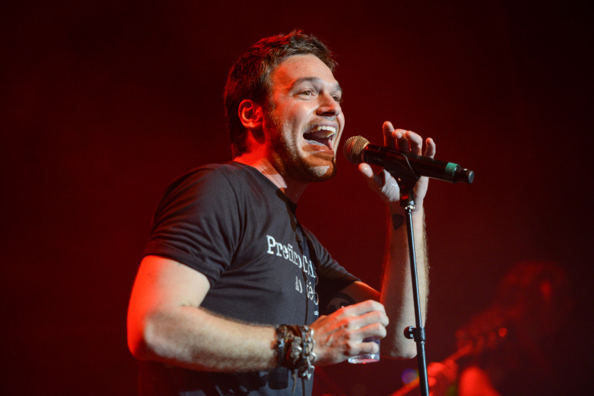 O ator Emilio Dantas se apresenta junto com banda no show em homenagem a Cazuza. Circo Voador volta com sua lona original à Praia do Arpoador no projeto Exagerado 30 anos.