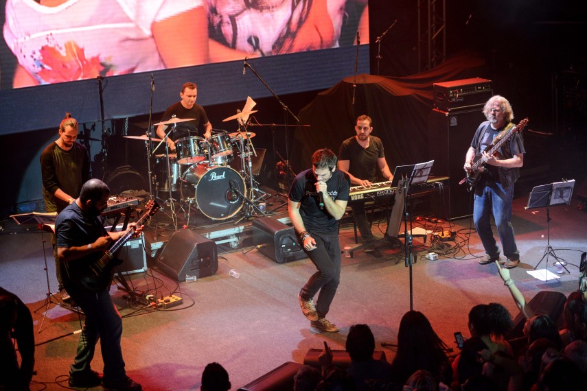  O ator Emilio Dantas se apresenta junto com banda no show em homenagem a Cazuza. Circo Voador volta com sua lona original à Praia do Arpoador no projeto Exagerado 30 anos.