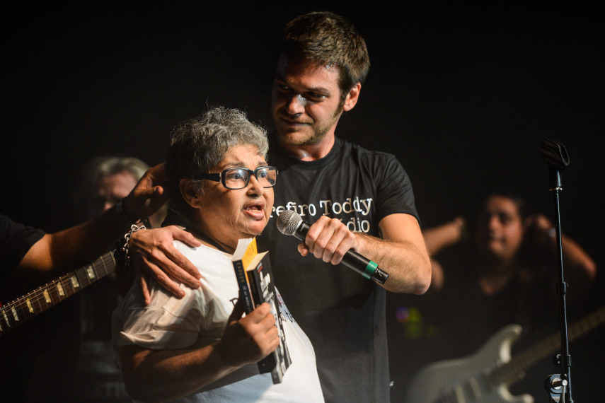 Ator Emilio Dantas e Fafá, fã de Cazuza, divulgam causa da Sociedade Viva Cazuza durante show em homenagem ao cantor. Circo Voador volta com sua lona original à Praia do Arpoador no projeto Exagerado 30 anos.