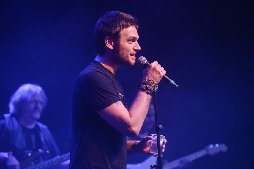 O ator Emilio Dantas se apresenta junto com banda no show em homenagem a Cazuza. Circo Voador volta com sua lona original à Praia do Arpoador no projeto Exagerado 30 anos.