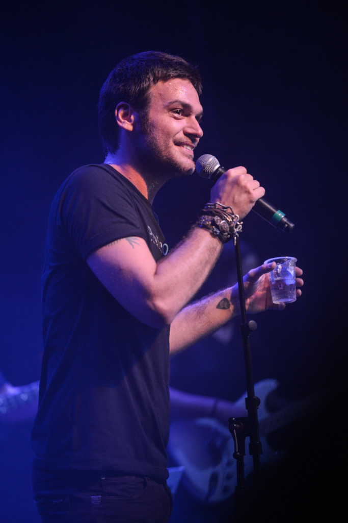 O ator Emilio Dantas se apresenta junto com banda no show em homenagem a Cazuza. Circo Voador volta com sua lona original à Praia do Arpoador no projeto Exagerado 30 anos.