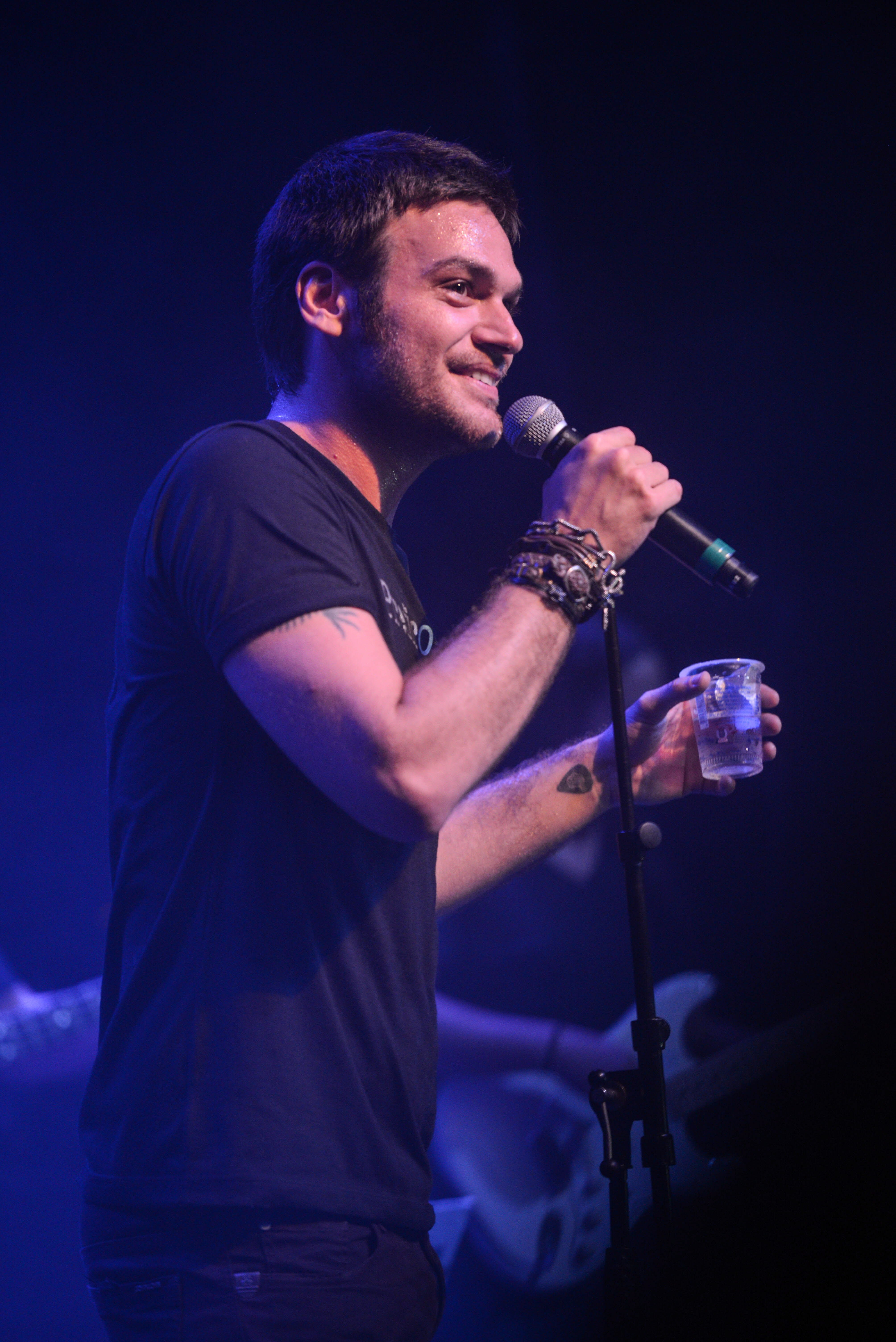 O ator Emilio Dantas se apresenta junto com banda no show em homenagem a Cazuza. Circo Voador volta com sua lona original à Praia do Arpoador no projeto Exagerado 30 anos.