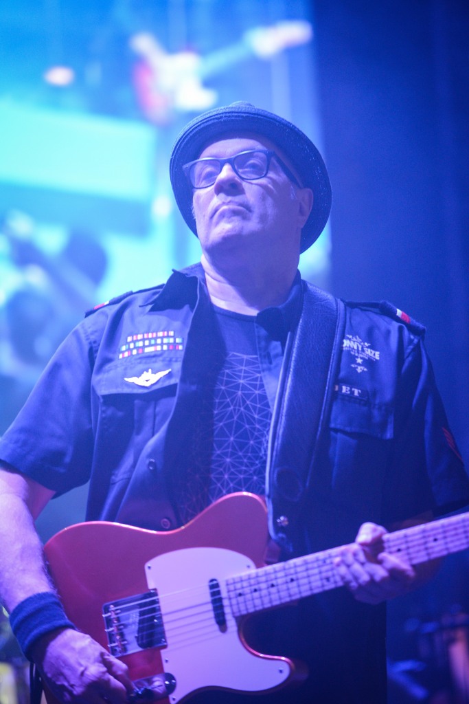  Liminha durante show da banda Todos Envolvidos.   Circo Voador volta com sua lona original à Praia do Arpoador no projeto Exagerado 30 anos.