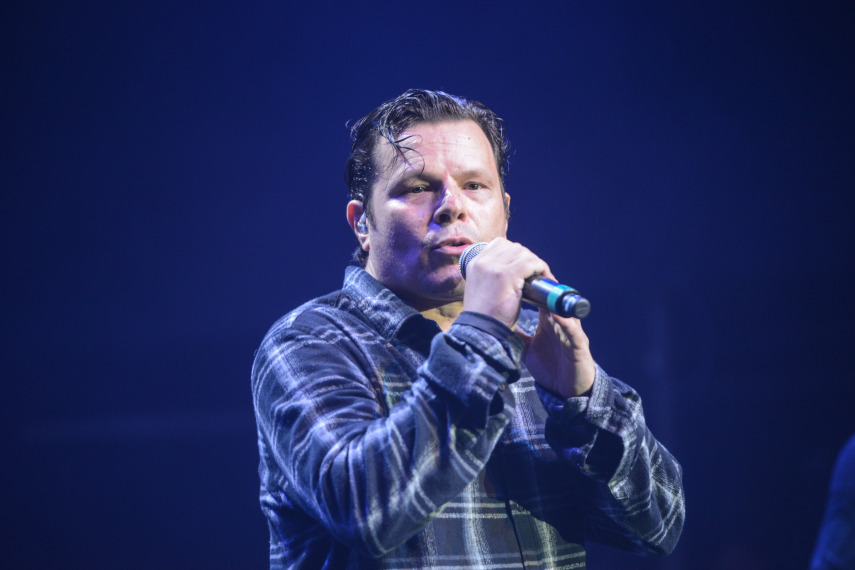Toni Platão durante show da banda Todos Envolvidos. Circo Voador volta com sua lona original à Praia do Arpoador no projeto Exagerado 30 anos.