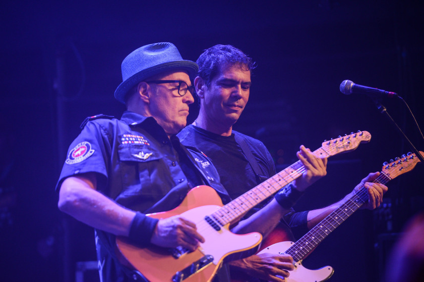 Liminha e Dado Villa-Lobos durante show da banda Todos Envolvidos. Circo Voador volta com sua lona original à Praia do Arpoador no projeto Exagerado 30 anos.