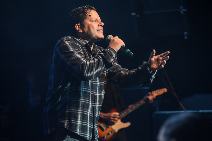 Toni Platão durante show da banda Todos Envolvidos. Circo Voador volta com sua lona original à Praia do Arpoador no projeto Exagerado 30 anos.