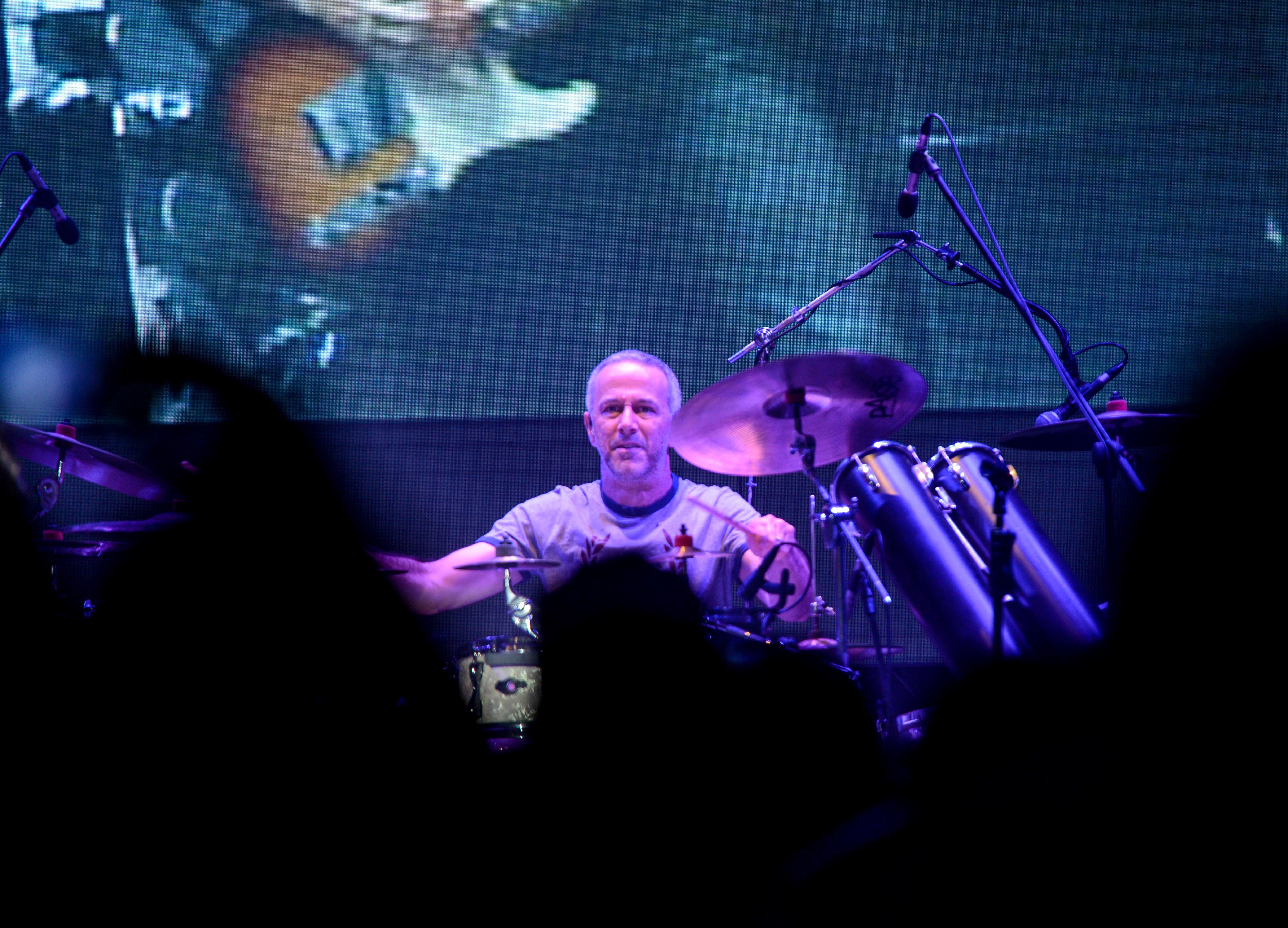 João Barone durante show da banda Todos Envolvidos. Circo Voador volta com sua lona original à Praia do Arpoador no projeto Exagerado 30 anos.