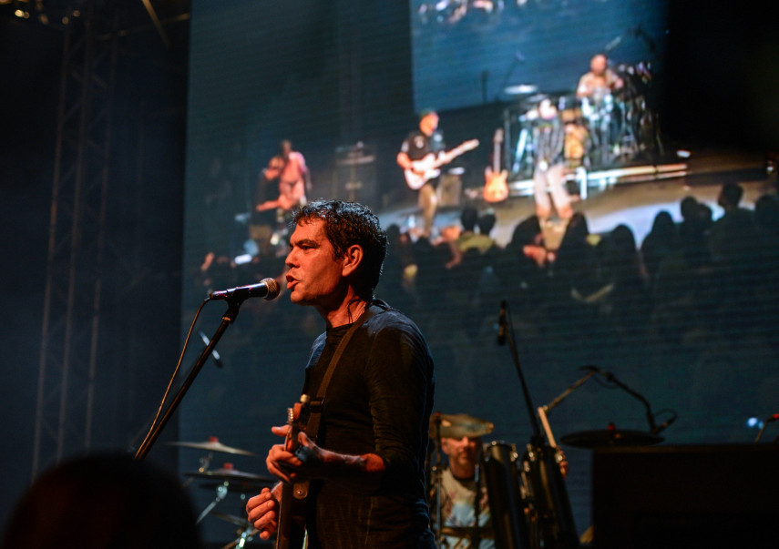Dado Villa-Lobos durante show da banda Todos Envolvidos. Circo Voador volta com sua lona original à Praia do Arpoador no projeto Exagerado 30 anos.