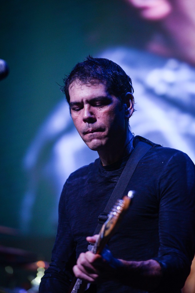 Dado Villa-Lobos durante show da banda Todos Envolvidos. Circo Voador volta com sua lona original à Praia do Arpoador no projeto Exagerado 30 anos.